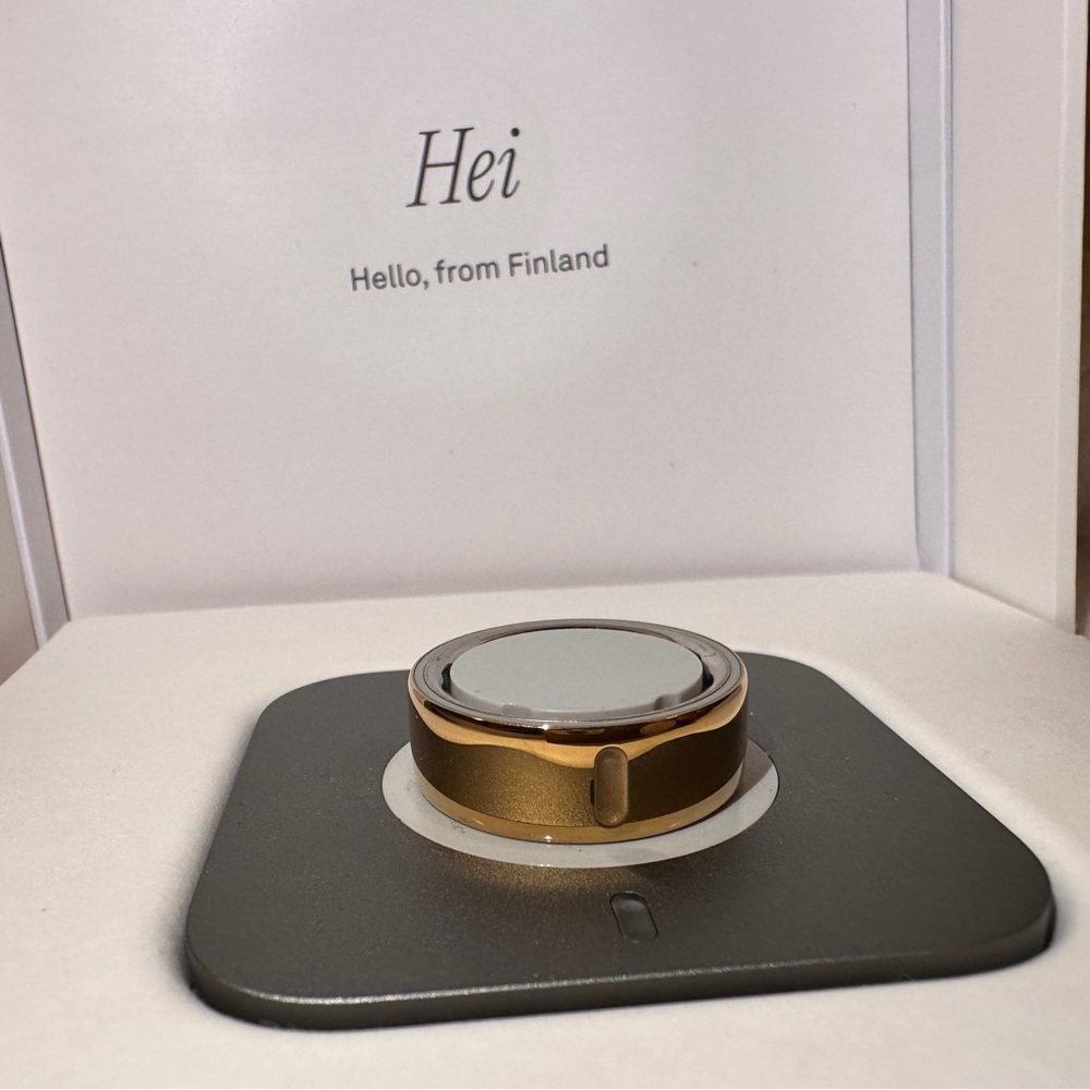 Oura Ring Gen 4 Size 8 Gold Activity Tracker with Charger Box (Great Condition) - Picture 15 of 15